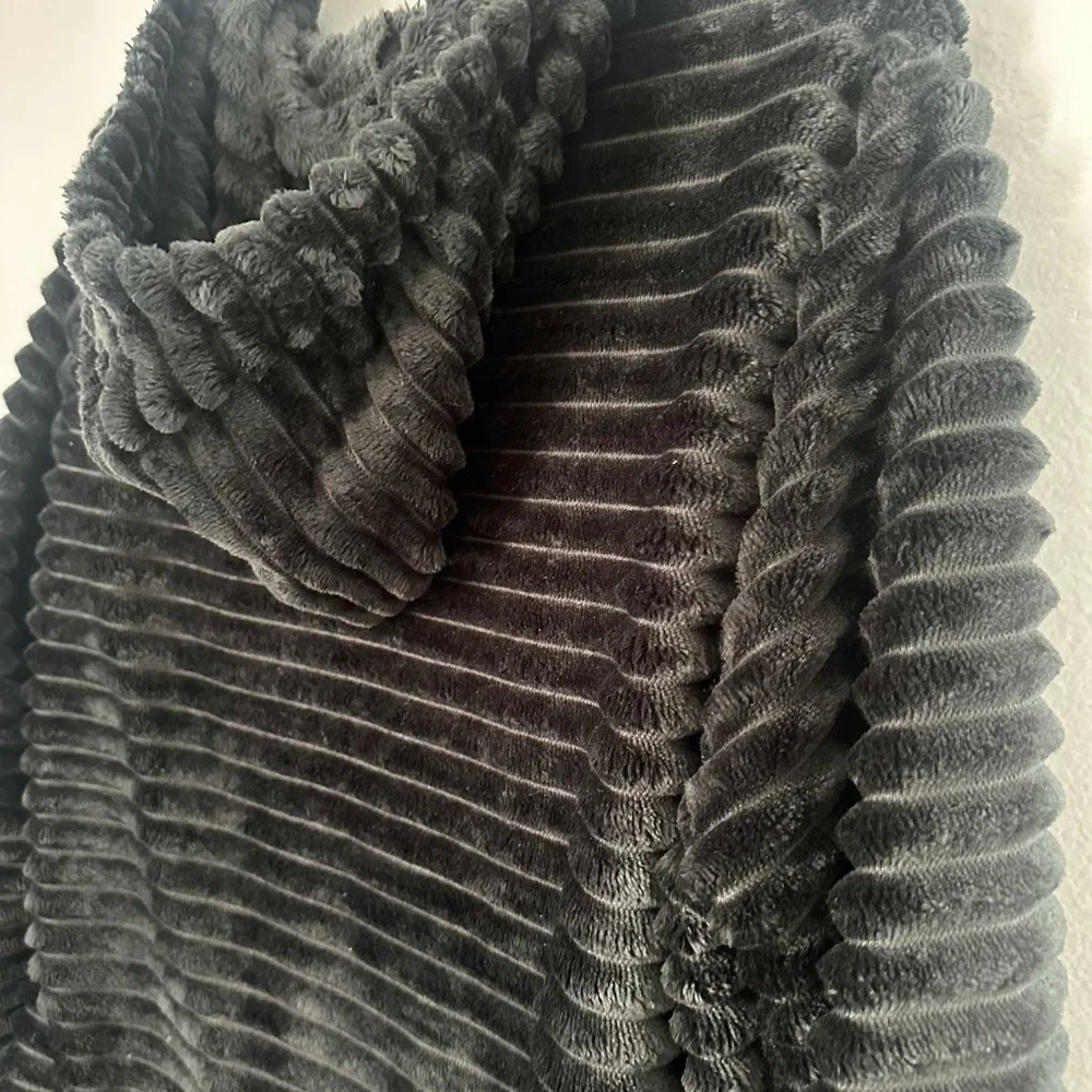 C-Mode Black Ribbed Fleece Hoodie with Front Pockets - Picture 6 of 6